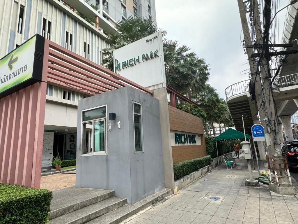 Gallery image of High rise view-150 meters from MRT 高层景观 地铁出口步行3分钟即到 in Bang O