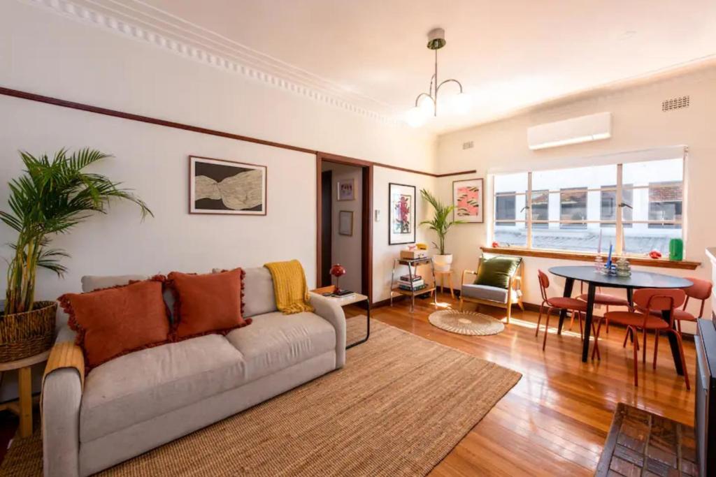 Charming Art Deco Unit in East Melbourne tesisinde bir oturma alanı