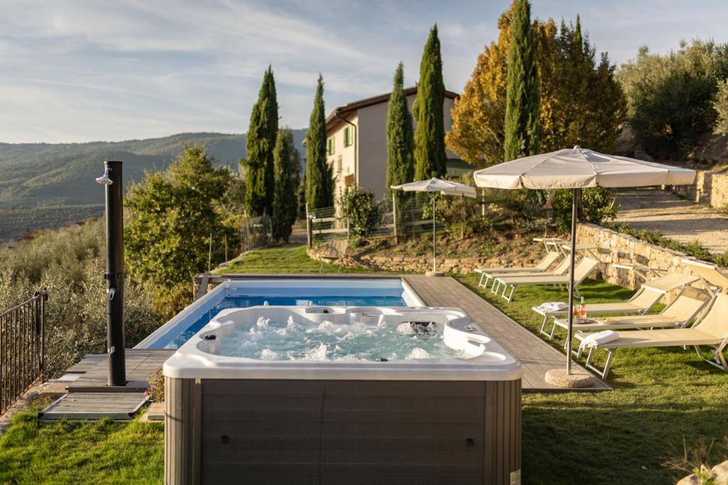 een hot tub in de tuin van een huis bij Agriturismo Santo Stefano in Polvano