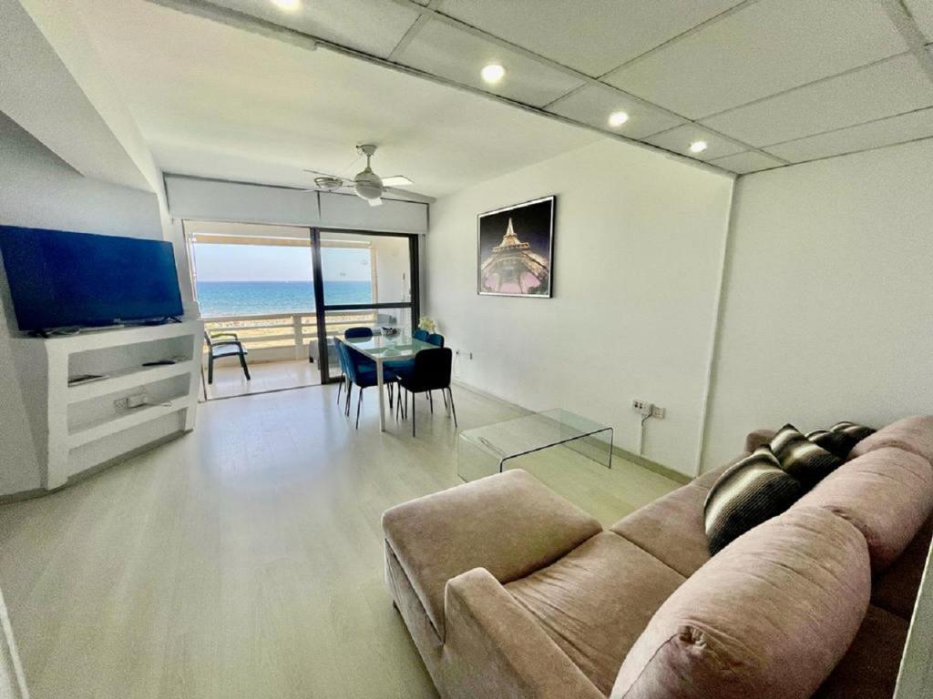 O zonă de relaxare la Sea View Suite in Makenzy