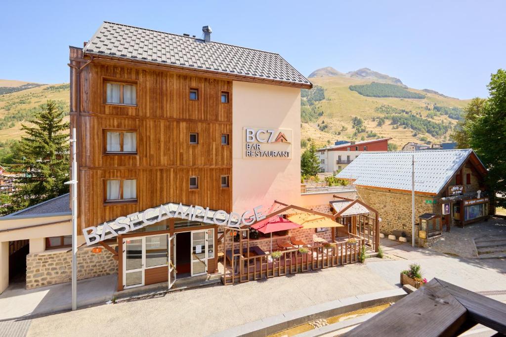 Nespecifikovaný výhled na hory nebo výhled na hory při pohledu z hotelu