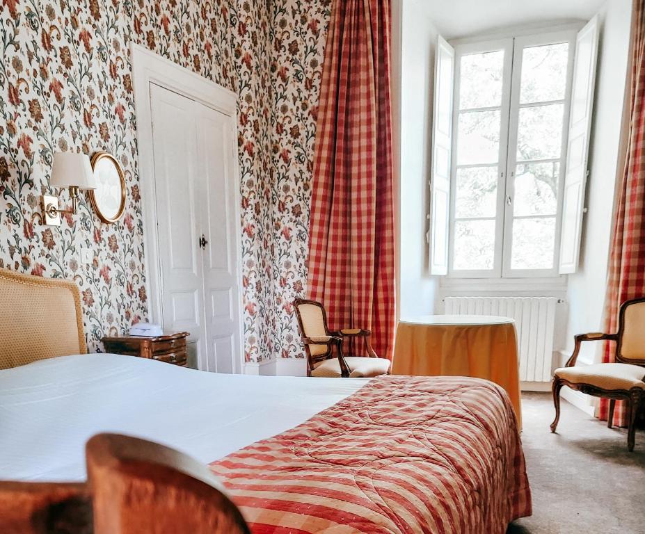une chambre d'hôtel avec un lit et une fenêtre dans l'établissement Castel Novel, à Varetz