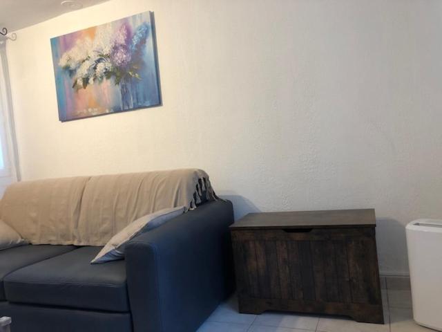 Część wypoczynkowa w obiekcie Votre séjour à Sanary dans bas de villa avec terrasse végétalisée et abritée exposition Est Sud Ouest à 400m du Centre ville en zone piétonne où tout peut se faire à pied