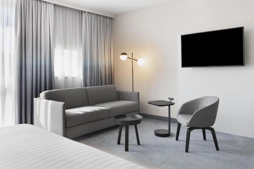 TV a/nebo společenská místnost v ubytování Courtyard by Marriott Basel