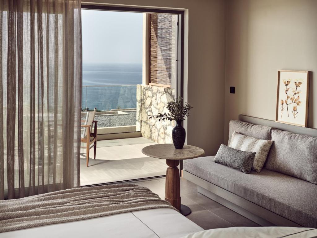 Posezení v ubytování The Royal Senses Resort & Spa Crete, Curio Collection by Hilton