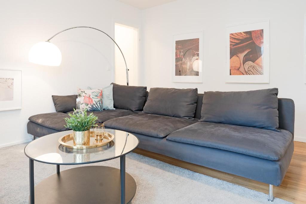 sala de estar con sofá azul y mesa en Haus "Kehrwieder" Kap Arkona, en Grömitz