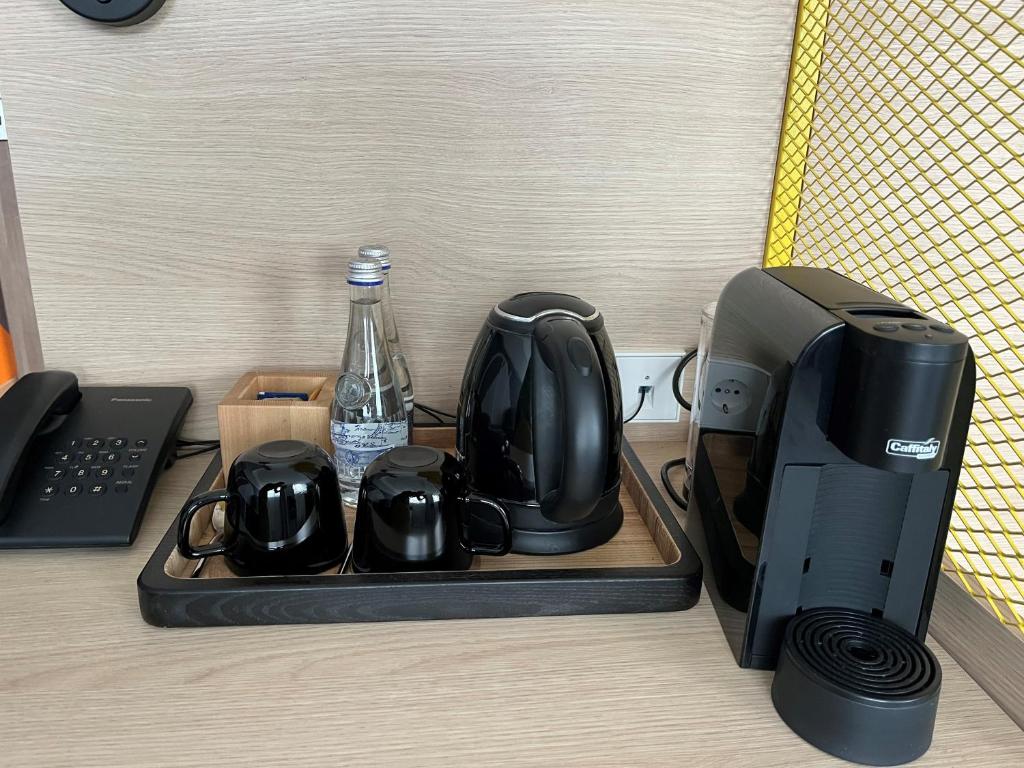 Příslušenství pro přípravu čaje a kávy v ubytování IBIS Styles Kaunas Centre