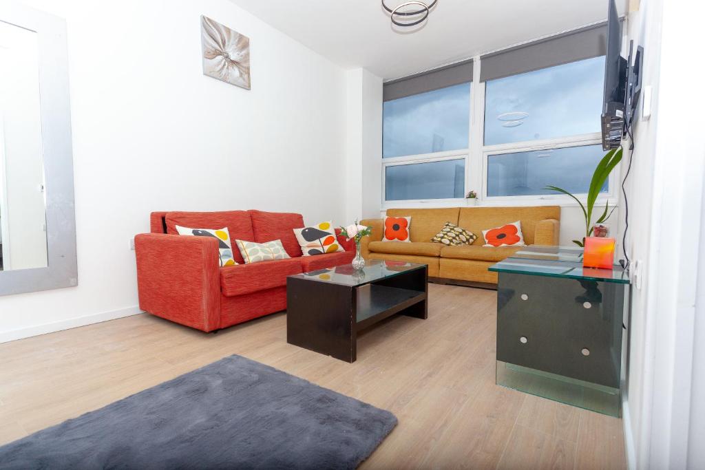 een woonkamer met een bank en een tafel bij One Bedroom apartment Serviced apartment Smethwick flat 313 in Birmingham