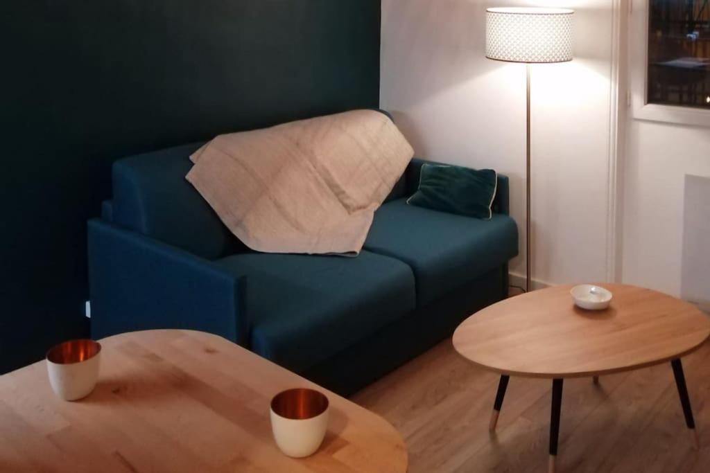 イヴリー・シュル・セーヌにあるA 300 mètres de Paris 13, superbe deux pièces neufの青いソファとテーブルのあるリビングルーム
