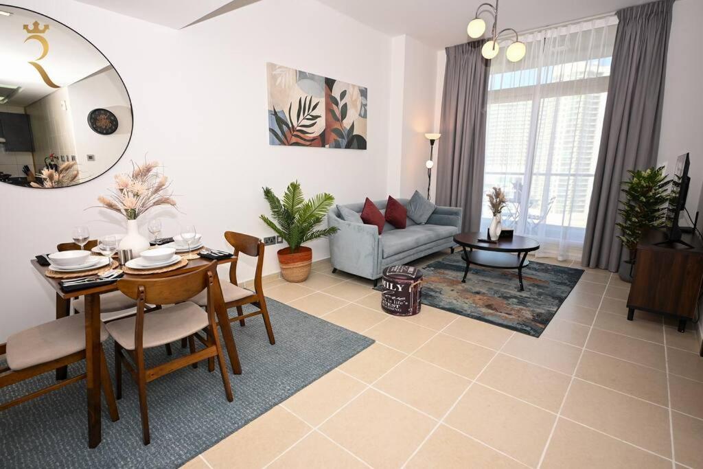 sala de estar con mesa y sofá en Luminous 1BR Apartment Al reem en Abu Dabi