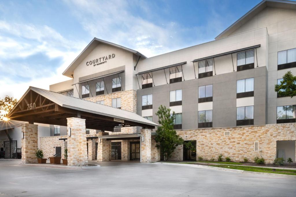 uma representação de um edifício com estacionamento em Courtyard by Marriott New Braunfels River Village em New Braunfels