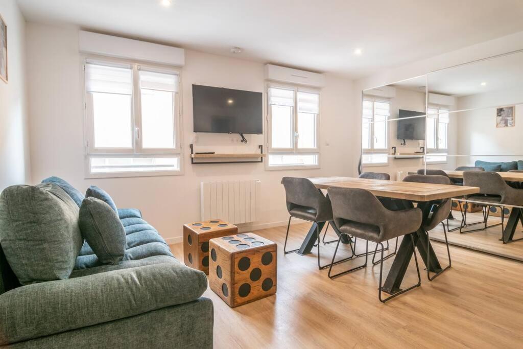 un salon avec un canapé et une table dans l'établissement F2 hypercentre - Proche gare- WIFI gratuite, au Havre