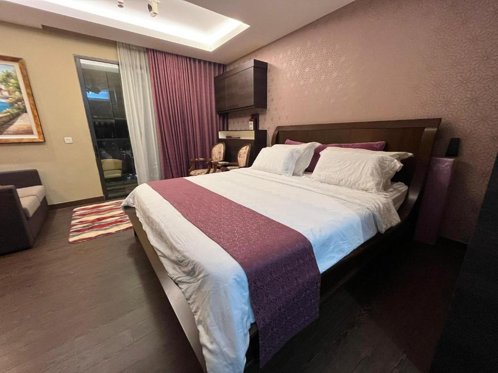 a bedroom with a large bed in a room at Guest Studio/Suite Condominum Near Batu Caves in Batu Caves