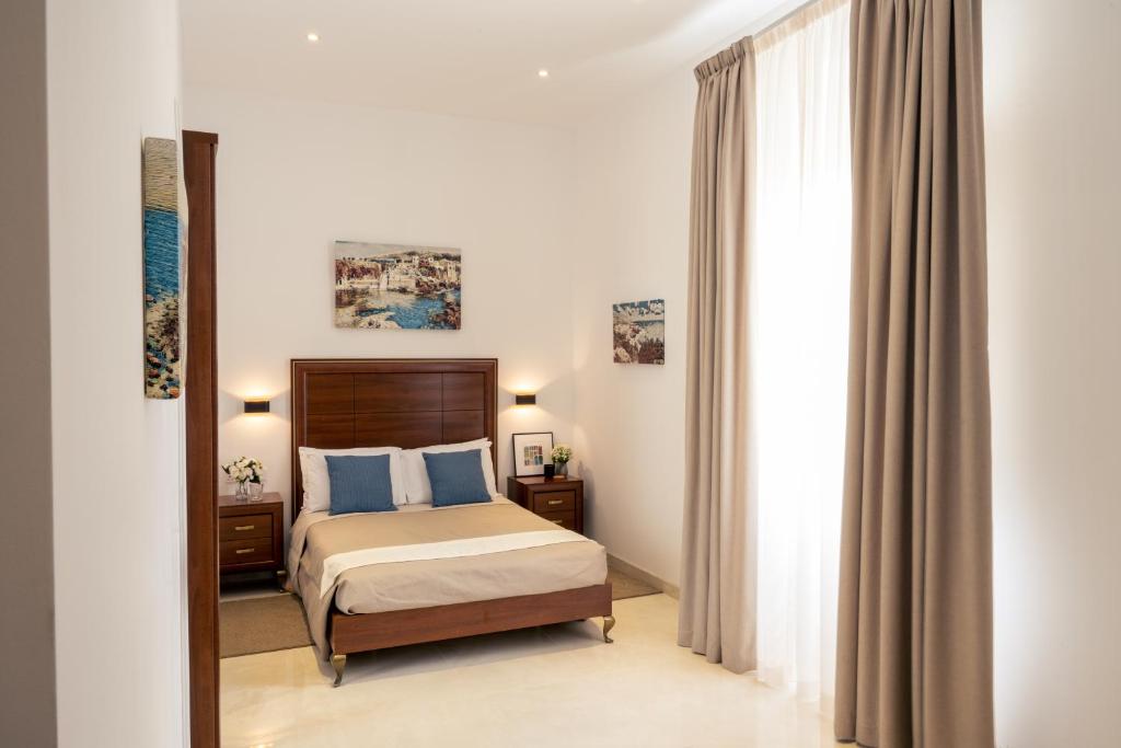 Postel nebo postele na pokoji v ubytování The Siggiewi Suites