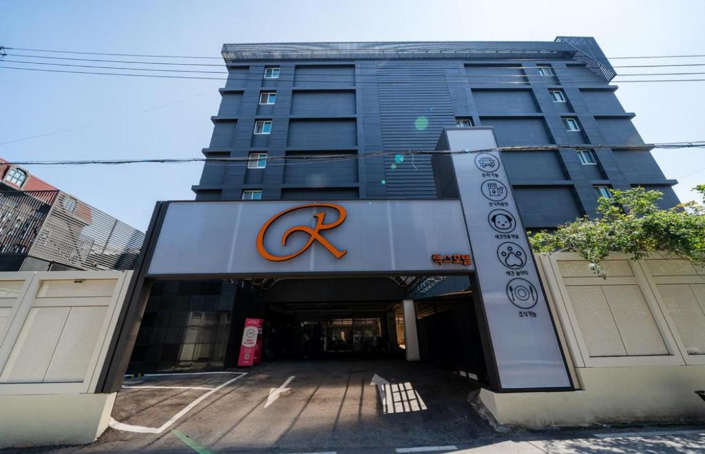 um edifício com um sinal laranja X em Rex Hotel em Cheonan