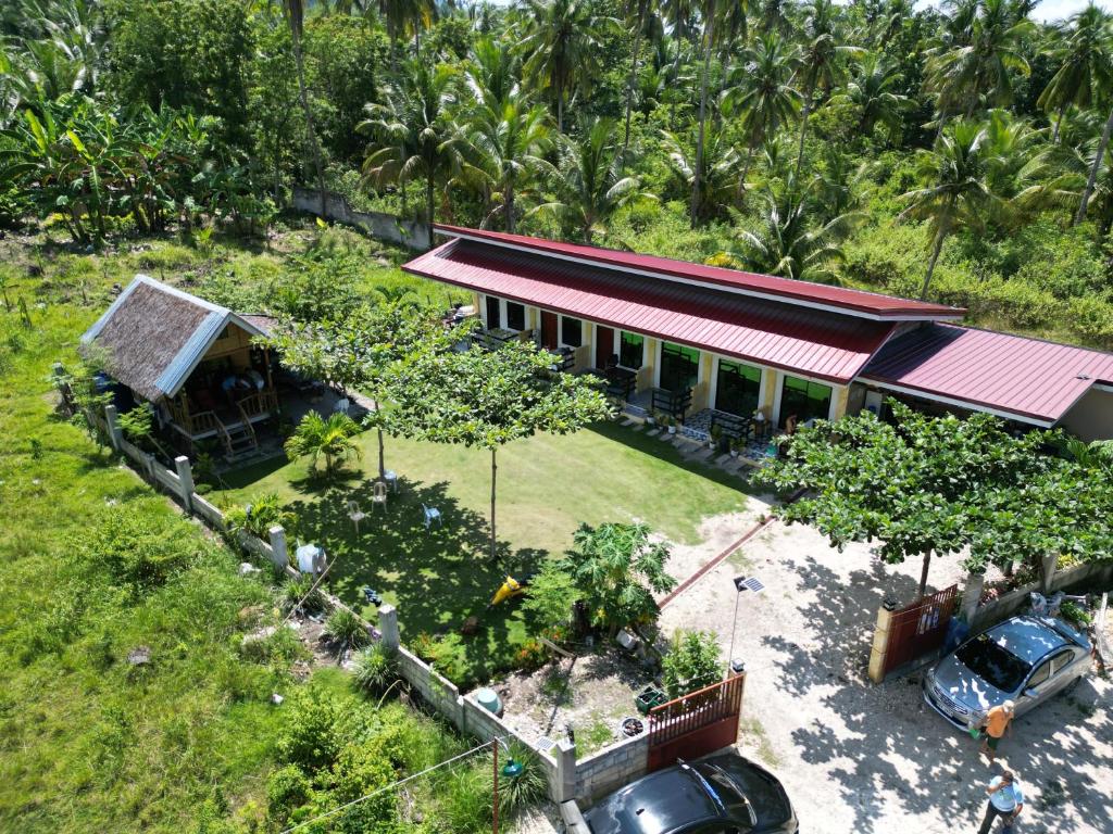 een huis met een auto ervoor geparkeerd bij CocoVille Guesthouse in Alegria