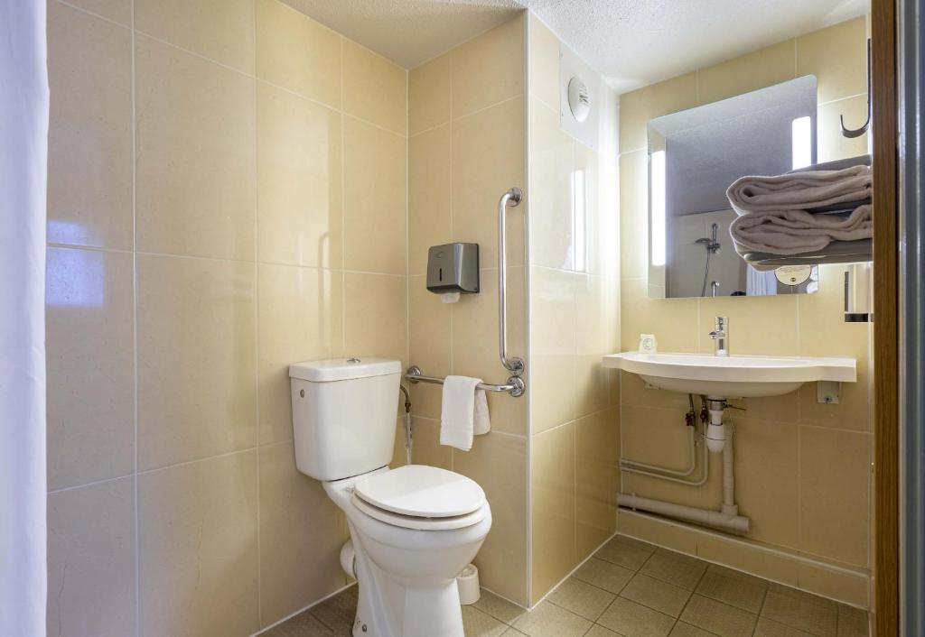 B&B HOTEL CHARTRES Le Forum - Double Room - Disability Access