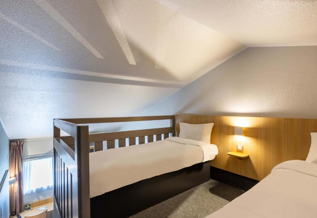 B&B HOTEL CHARTRES Le Forum - Quadruple Room