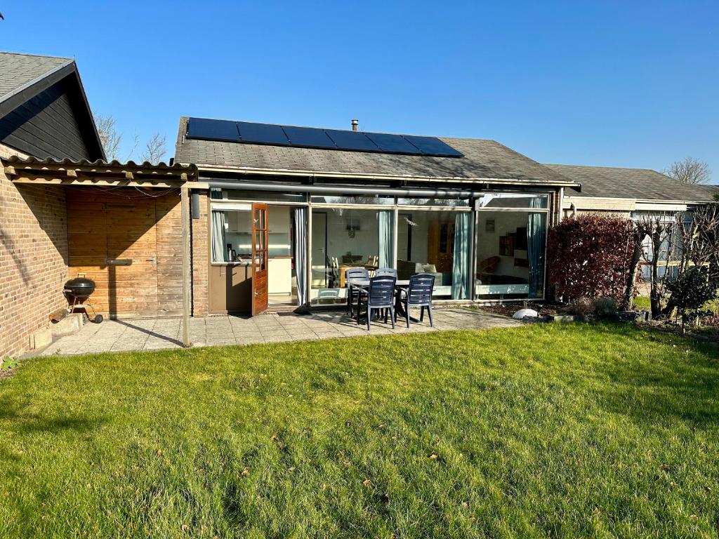 a house with solar panels on the roof at Boerenslag 45 in Sint Maartensvlotbrug