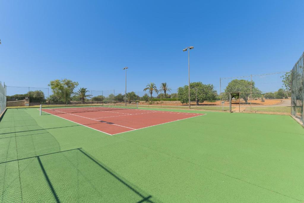 Tenis a/nebo squash v ubytování Finca Sivina Sanau nebo okolí