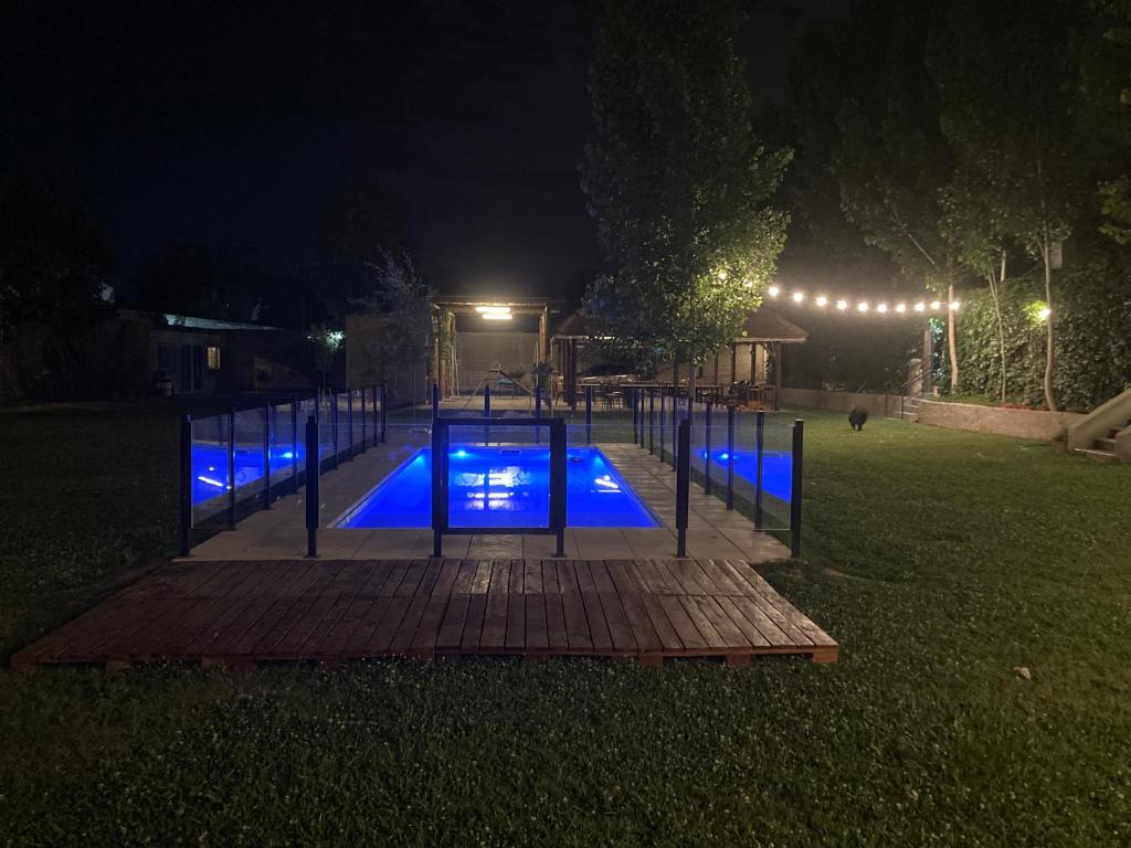 un parque infantil nocturno con luces azules en Familia Tejada en Mendoza