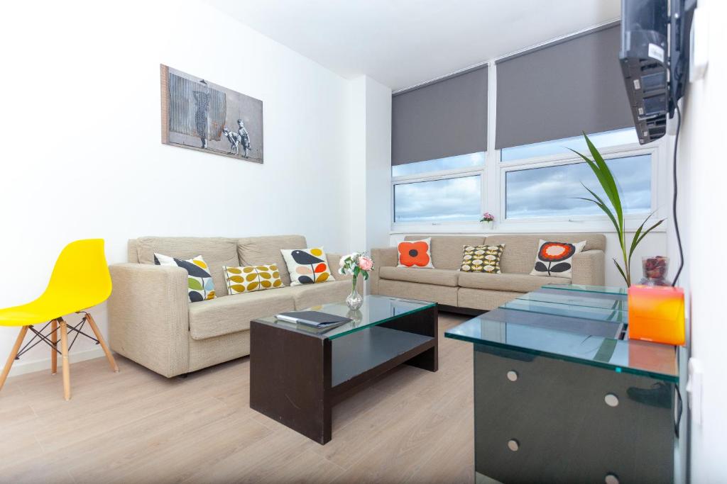 uma sala de estar com um sofá e uma mesa em One Bedroom apartment Serviced apartment Smethwick flat 309 em Birmingham