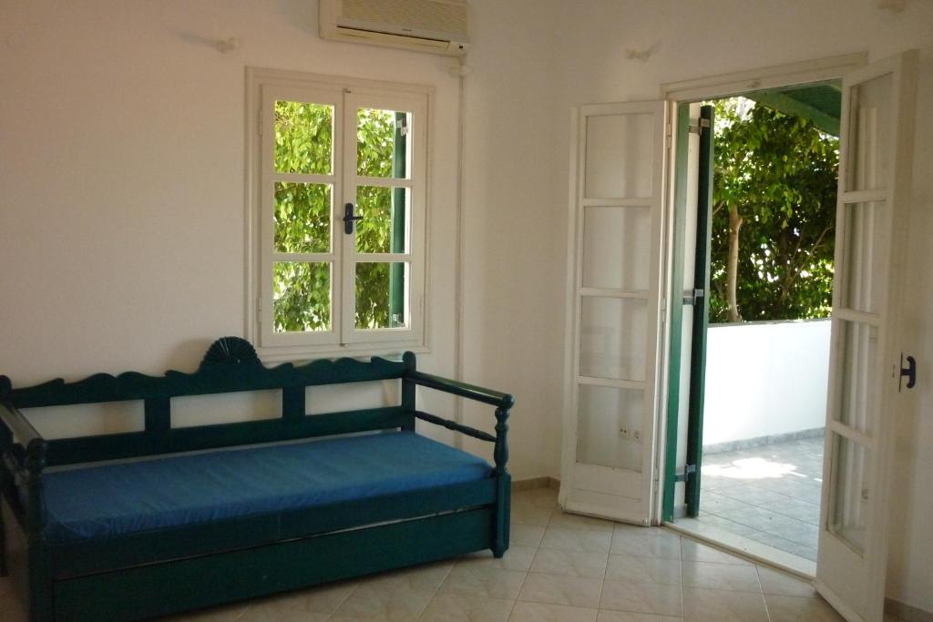 Un pat sau paturi într-o cameră la Manolis Farm Guest House