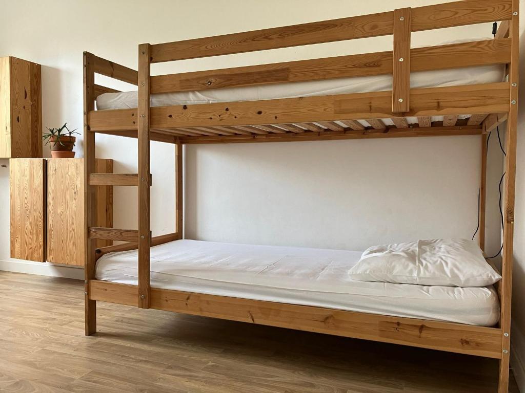a bunk bed in a room with a bunk bed in a room at Maison avec Jardin près des Plages in Le Bernard