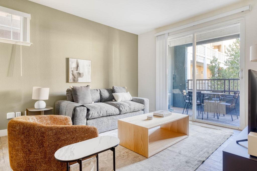 Χώρος καθιστικού στο Sunnyvale 1br w pool ac wd near highways SFO-1135