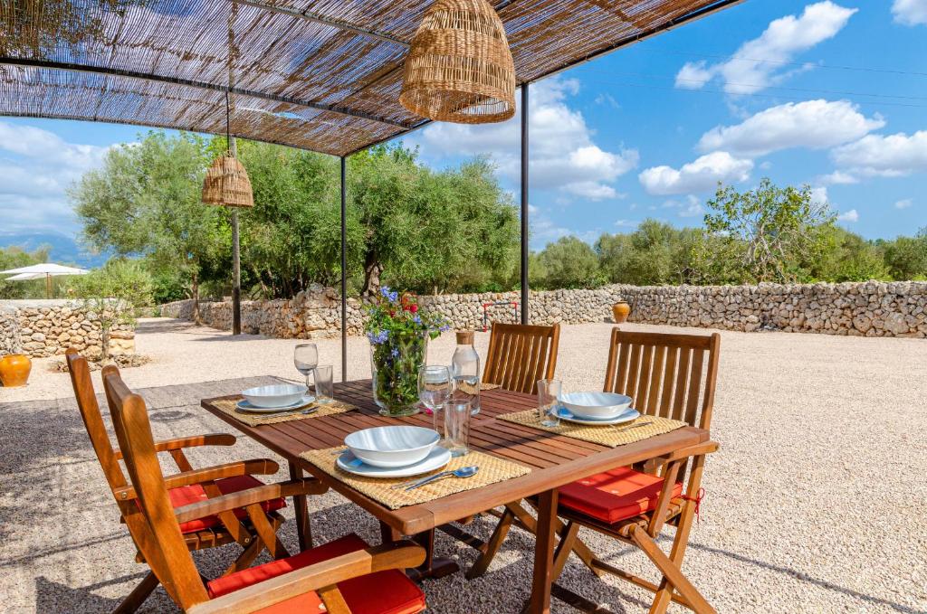 a wooden table with four chairs at Agroturismo Cal Tio 4, YourHouse in Costitx