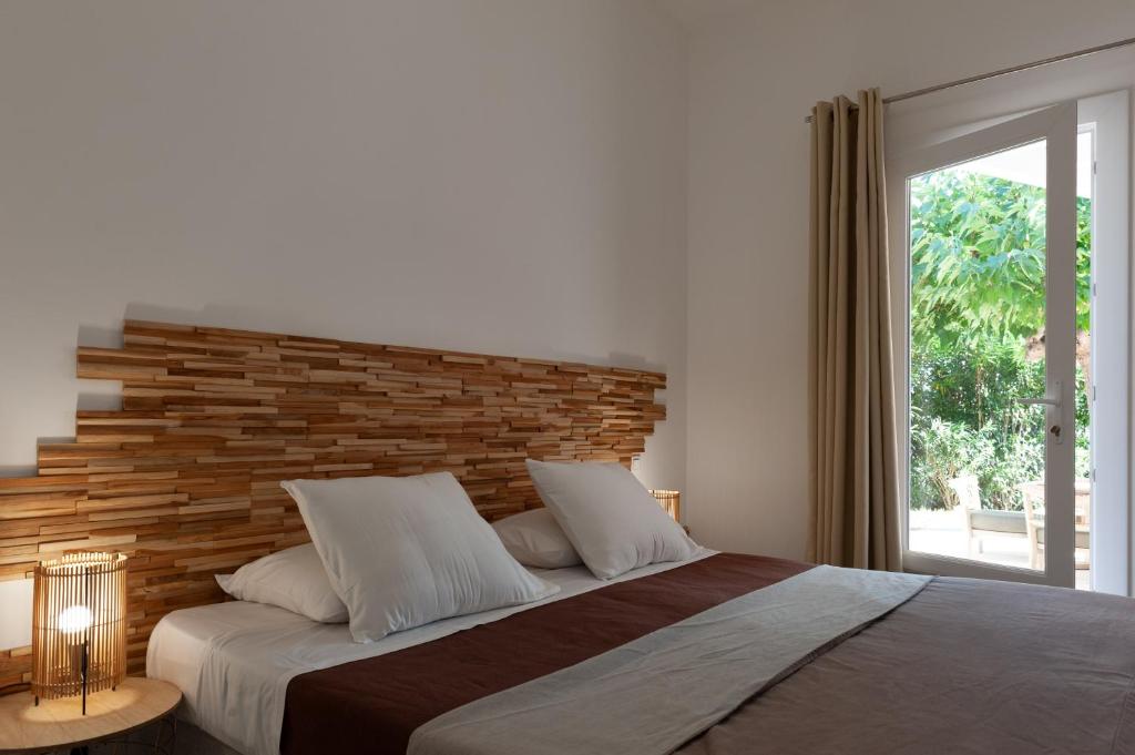 a bedroom with a large bed with a brick wall at Résidence Marina Di Santa Giulia in Porto-Vecchio