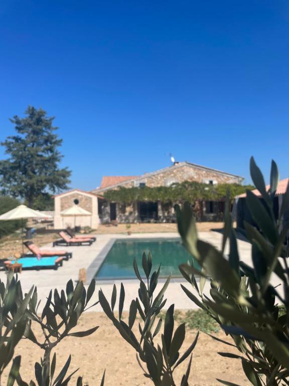 uma vista para uma piscina com um resort em Les Mazets Du Pas em Gréoux-les-Bains