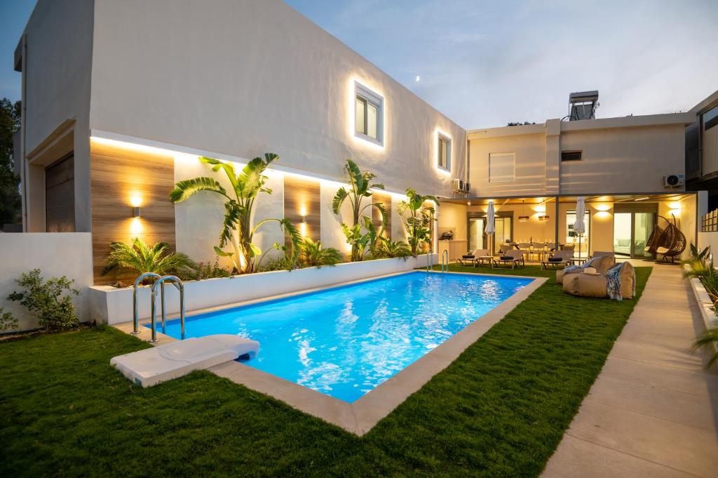 una casa con piscina en el patio en Serenity Villa a hidden paradise, en Koxaré