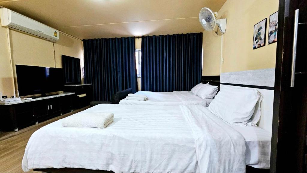 um quarto de hotel com duas camas com lençóis brancos em impact challenger ห้องพักรายวัน เมืองทองธานี ตึก C5 em Ban Bang Phang