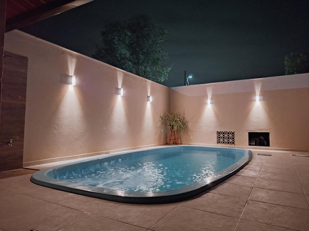 Bazén v ubytování Casa rústica prox praias piscina aquecida e sauna nebo v jeho okolí