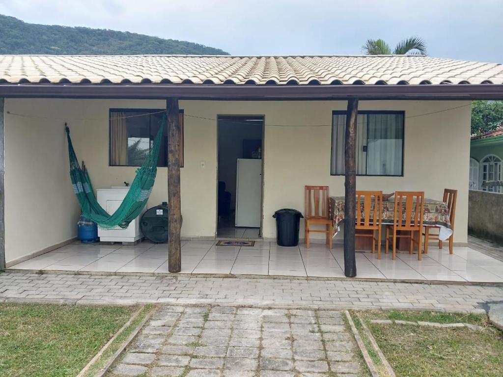 Casa con patio cubierto con mesa y sillas en Casa Ribeirão da Ilha AEROPORTO, en Florianópolis