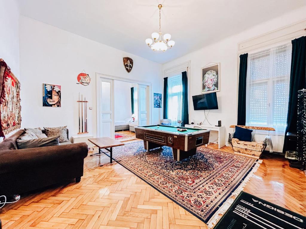 una sala de estar con una mesa de billar. en Pd Residence, en Budapest