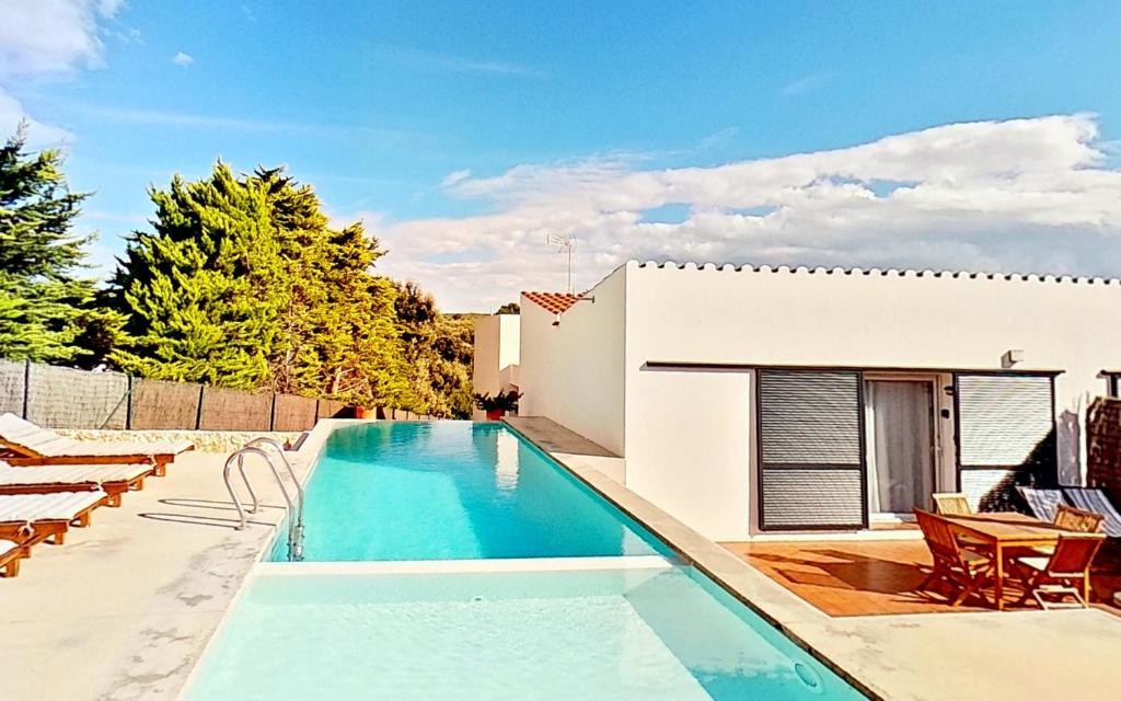 a swimming pool in the backyard of a house at Apartamento Binibeca Nou Cami de Cavalls in Binibeca