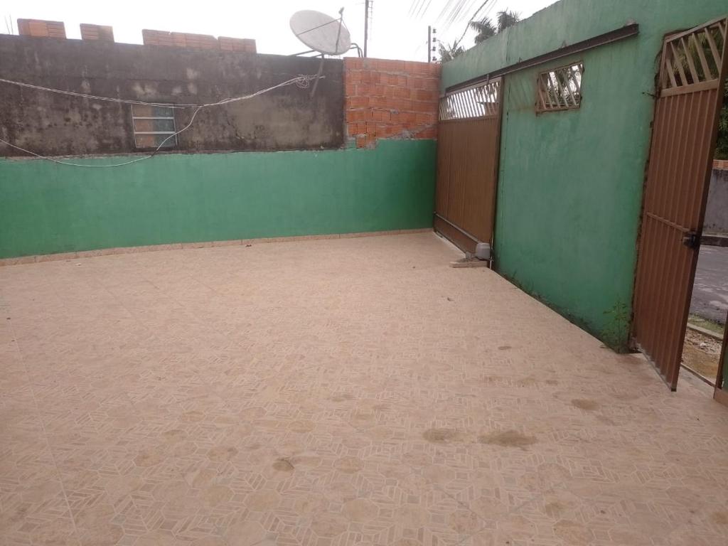 una habitación vacía con una pared verde y una valla en Casa Mobiliada, en Manaus
