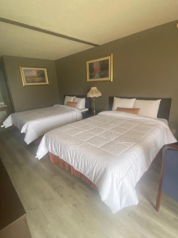 Postel nebo postele na pokoji v ubytování Paxton Inn Motel