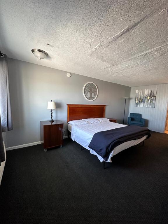 Postel nebo postele na pokoji v ubytování Paxton Inn Motel