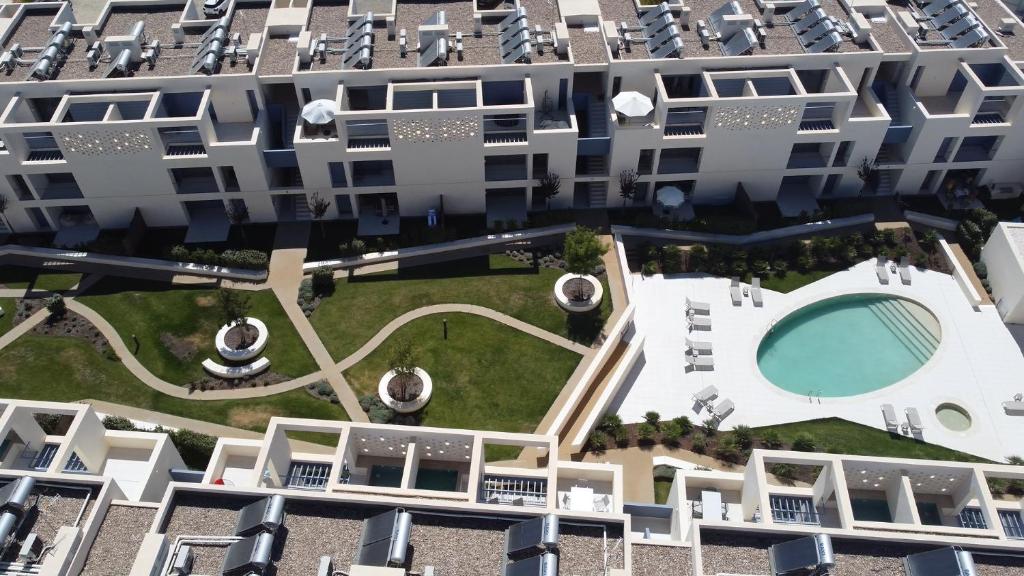 Stylish 2BR Apt w- Pool & Gym, Steps To Ria Formosa