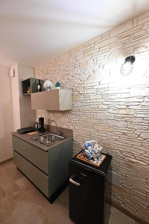 Kuchyň nebo kuchyňský kout v ubytování Suite Laurel SPA con idromassaggio