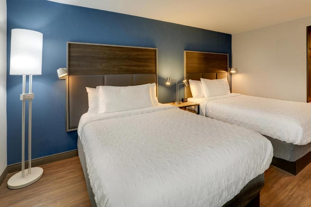 Tru By Hilton Leland Wilmington - Queen Room With Two Queen Beds And Walk-In Shower