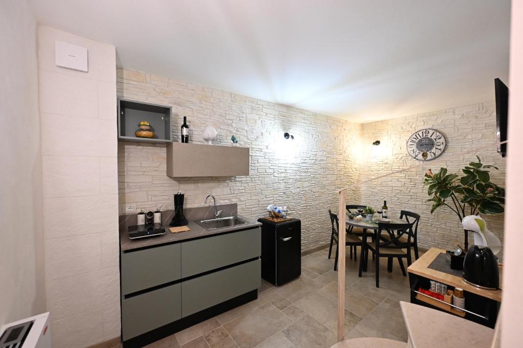 Kuchyň nebo kuchyňský kout v ubytování Suite Laurel SPA con idromassaggio
