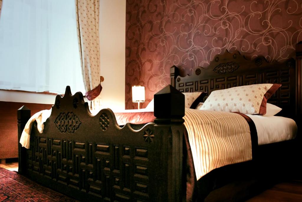 Postel nebo postele na pokoji v ubytování İsa Begov Hamam Hotel