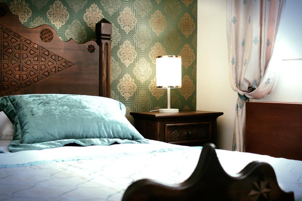 Postel nebo postele na pokoji v ubytování İsa Begov Hamam Hotel