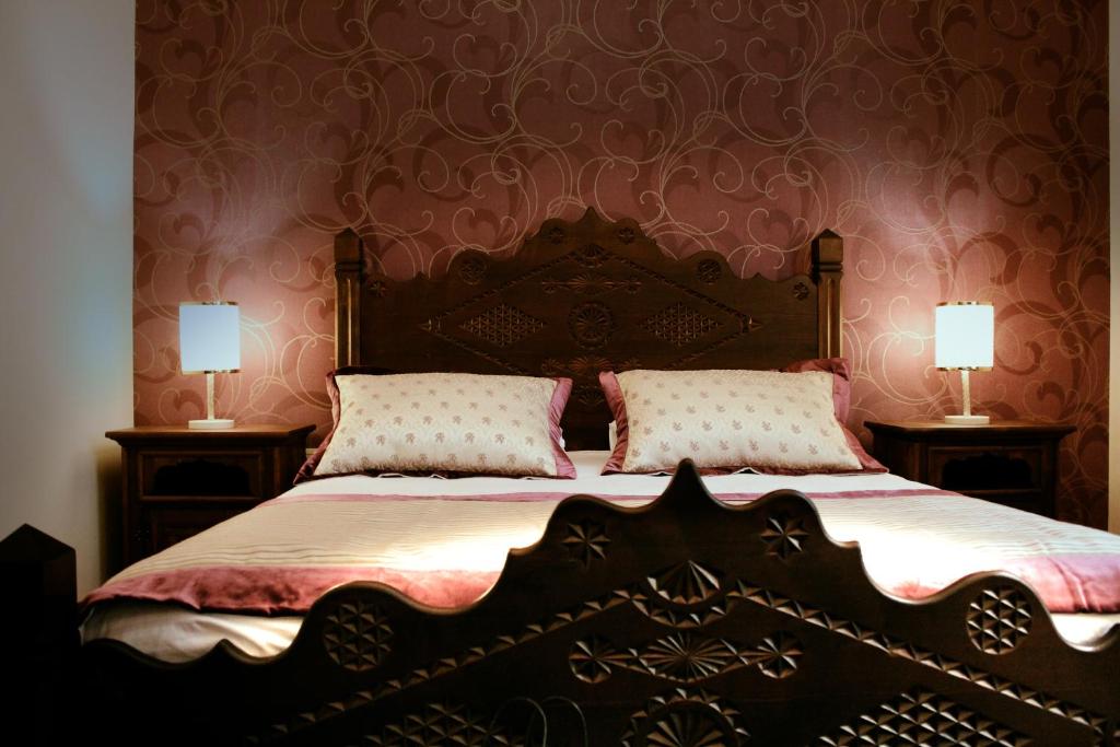 Postel nebo postele na pokoji v ubytování İsa Begov Hamam Hotel