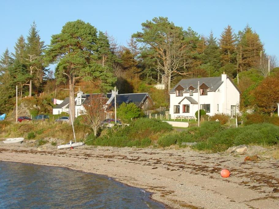 una casa sentada en la orilla de una playa en Seaview en Glenelg