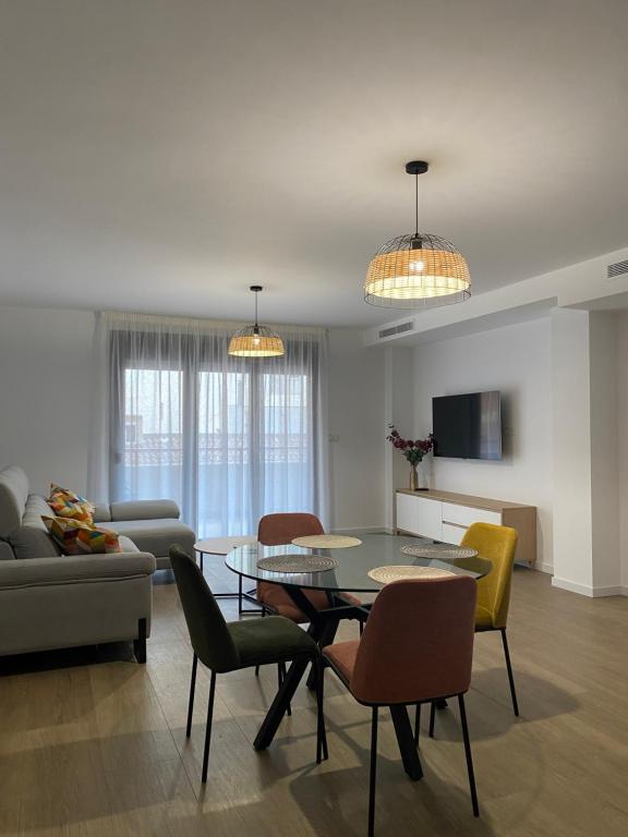 a living room with a table and chairs at Apartamento Isabel in Caravaca de la Cruz